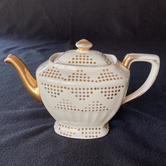 Vintage Hall 6 Cup Ivory Gold Teapot - Picture 2 of 16